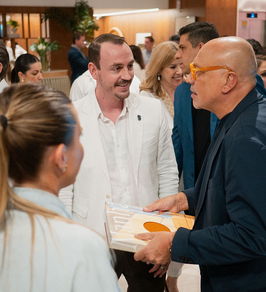 Arthur Casas com o livro do Manhã